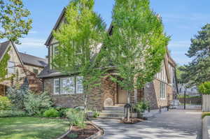 View of front facade featuring a front yard