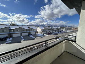 Balcony featuring a mountain view