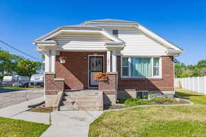 Bungalow with a front yard