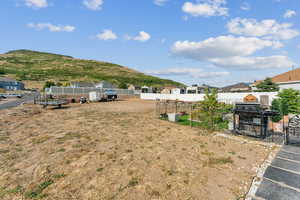 View of yard featuring a mountain view