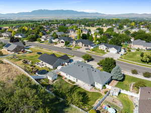 Birds eye view of property featuring a mountain view