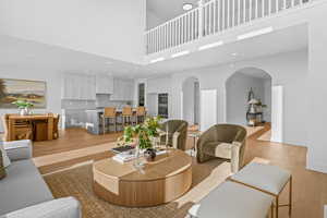 Living room with a high ceiling