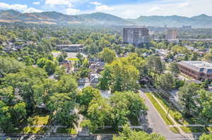 Birds eye view of property featuring a mountain view