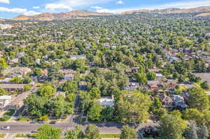 Aerial view with a mountain view