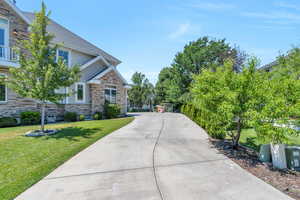 View of front facade featuring a front yard