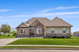 View of front facade with a front yard