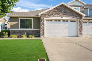 View of front facade featuring a front lawn