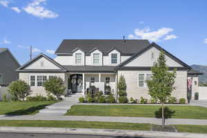 View of front facade with a front yard