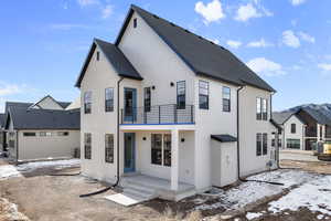 House featuring a balcony