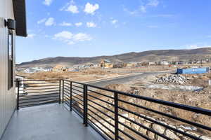 Balcony featuring a mountain view