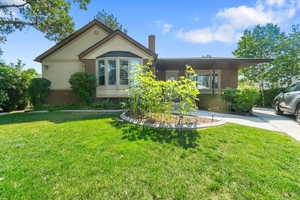 View of front facade featuring a front yard