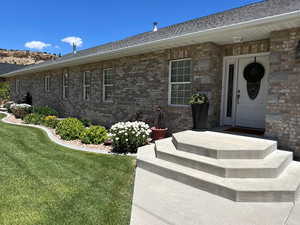 View of front facade featuring a front yard