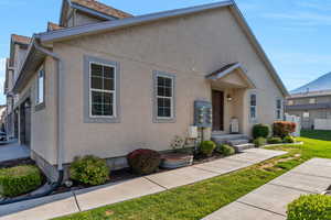 View of front facade with a front yard