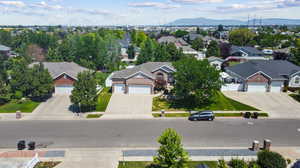 Birds eye view of property featuring a mountain view