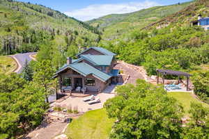 Birds eye view of property featuring a mountain view