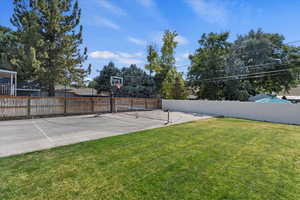 Pickleball court / basketball half court with sport netting