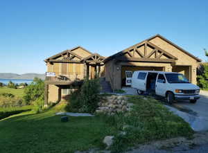 View of front facade featuring a mountain view and a front yard