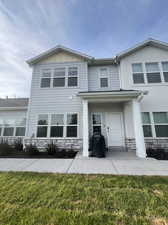 View of front facade with a front yard