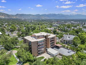 Birds eye view of property featuring a mountain view