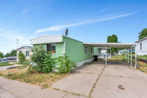 Manufactured / mobile home featuring a carport