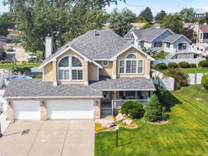 View of front facade with a garage and a front yard