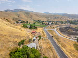 Aerial view with a mountain view