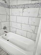 Bathroom with tiled shower / bath