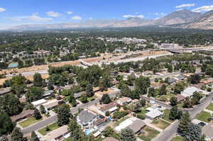 Birds eye view of property featuring a mountain view