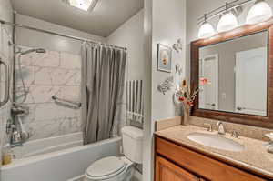 Full bathroom featuring vanity, toilet, and shower / bath combo