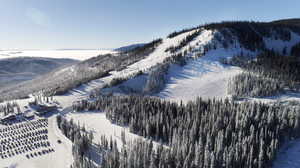 The community is located close to ski resorts with stunning winter mountain views