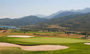 The community is located close to the golf course with stunning mountain views