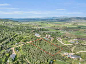 Birds eye view of property featuring a mountain view