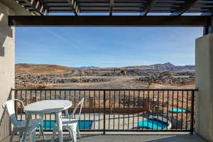 Balcony featuring a pergola and a mountain view