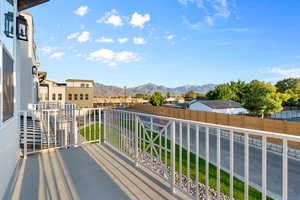 Balcony featuring a mountain view