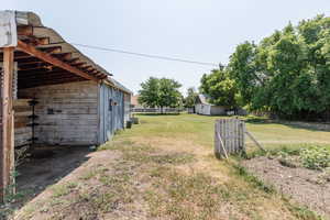 View of yard featuring an outbuilding