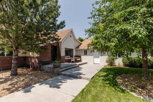 View of front facade featuring a front yard