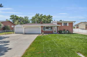 View of front of property featuring a front yard