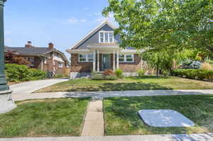 View of front of house featuring a front yard