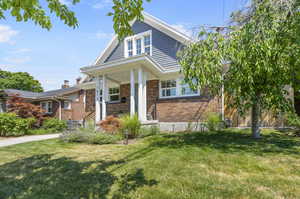 View of front facade featuring a front yard