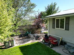 View of back yard featuring a patio area