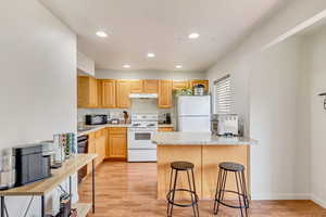 Kitchen breakfast bar