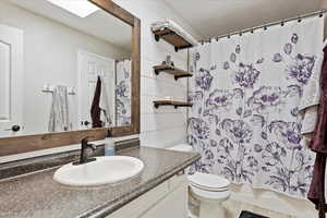 Full bathroom featuring vanity, toilet, and shower / tub combo