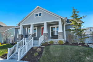 View of front of property featuring a front lawn and covered porch