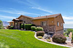 View of front facade featuring a front yard