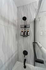 Bathroom featuring tiled shower / bath combo