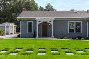 Garage w/half bath