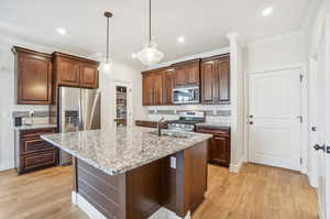 Great kitchen, walk in pantry, granite, s/s appliances