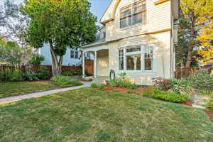 View of front facade featuring a front yard