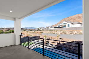 Balcony featuring a mountain view