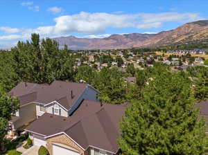 Aerial view with a mountain view